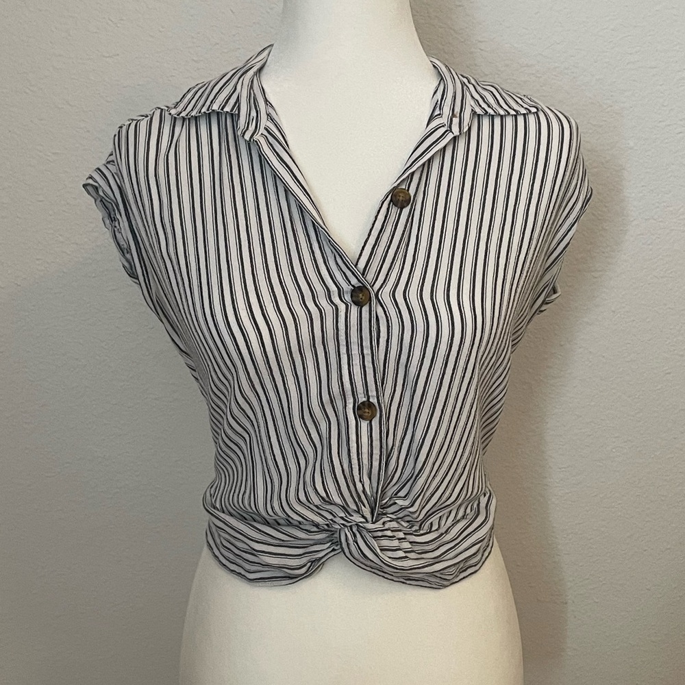 🏷️Hollister XS Striped Cropped Button-down